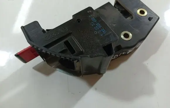 Audi A3 S3 8P Seat back rest lock catch 1K0885682C 1K0.885.682C