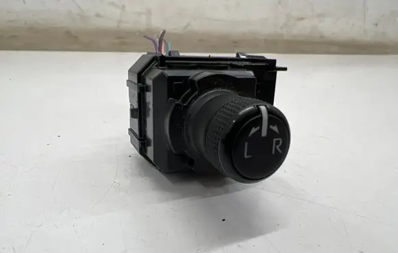 Toyota Yaris XP210 Wing mirror switch 183912
