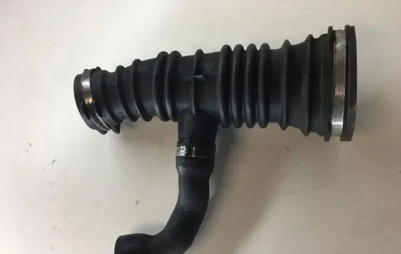 Ford Focus C-MAX Air intake duct part 3M519A673M 6652A