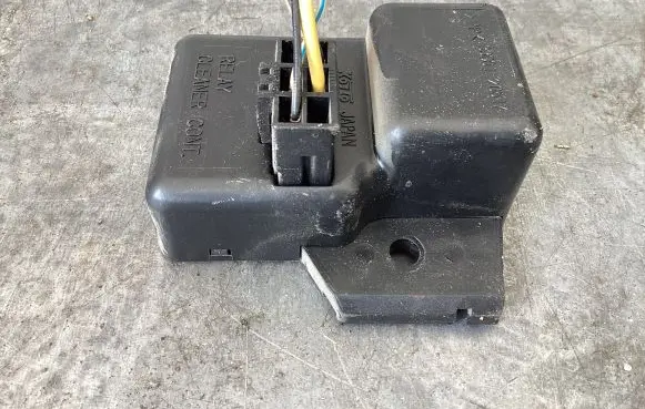 Subaru Forester SF Window wiper relay 3300120517