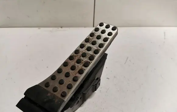 Mercedes-Benz C W205 Accelerator throttle pedal A2053000104