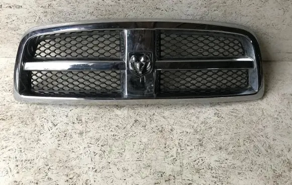 Ram 1500 Front bumper upper radiator grill