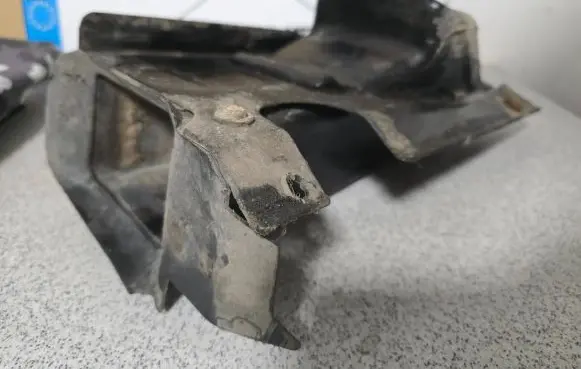 BMW 7 E38 Brake cooling air channel/duct 51718125968