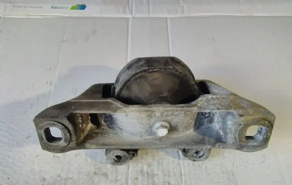 Ford Focus Engine mount bracket