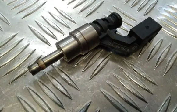Volkswagen Golf V Fuel injector 03C906036A 0261500016