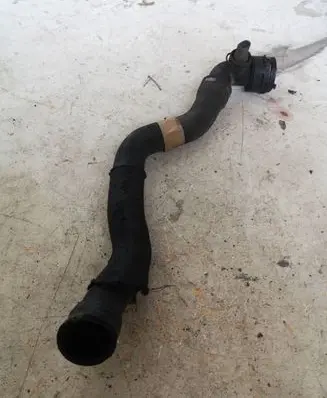 Volkswagen Touareg I Engine coolant pipe/hose