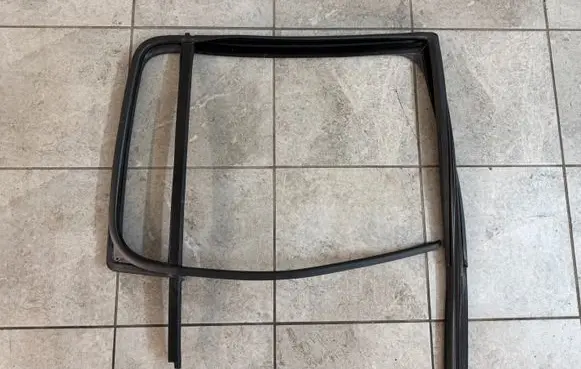 Volkswagen Amarok Rubber seal rear door window/glass 
