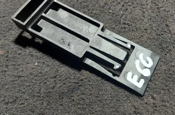 BMW 5 E60 E61 Radiator mount bracket 7788324