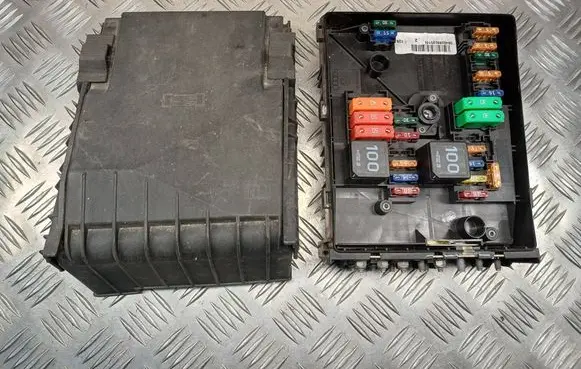 Volkswagen Golf V Fuse module 1K0937125A 1K0937132F