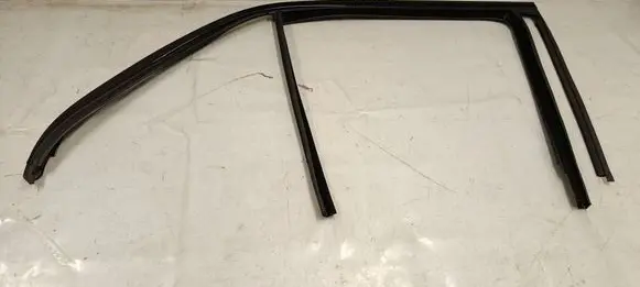 Mercedes-Benz GLE W167 Front door glass trim molding A1677352501