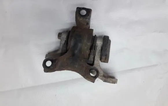Honda CR-V Engine mount bracket