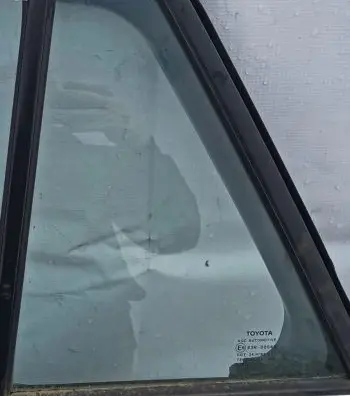 Toyota Avensis T270 Rear vent window glass Balta