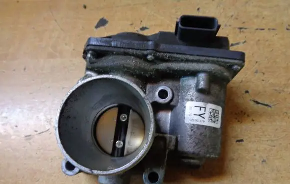 Renault Twingo III Throttle valve H8201260254 4J31 00320