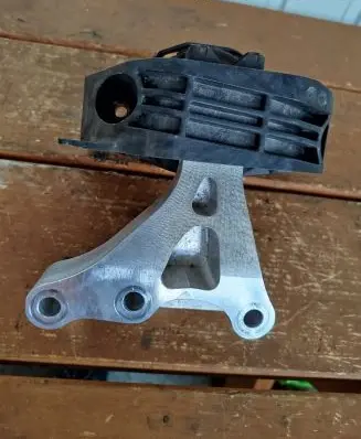 Peugeot 208 Engine mount bracket
