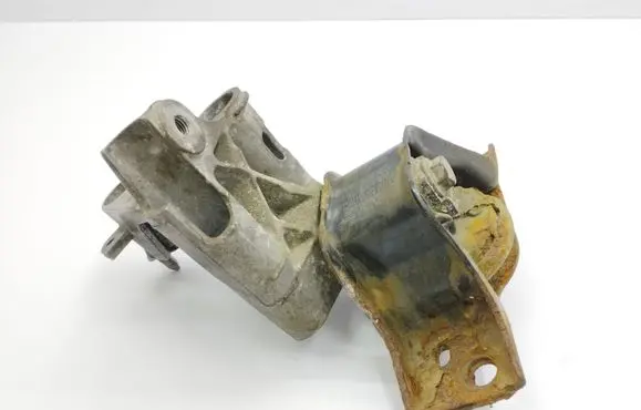 Nissan Micra Engine mount bracket