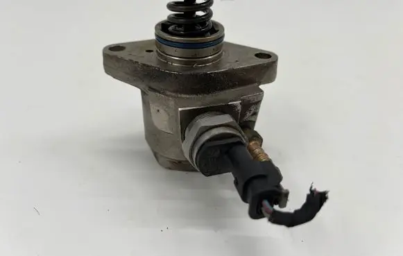 Volkswagen Polo V 6R Fuel injection high pressure pump 04E127026AA