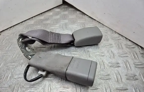 Lexus GS 300 350 430 450H Middle seatbelt buckle (rear) B500 E063002 B480
