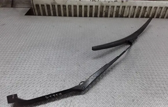 Toyota RAV 4 (XA20) Windshield/front glass wiper blade 