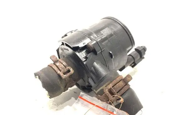 Oil filter mounting bracket