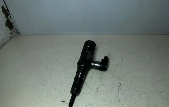 Volkswagen PASSAT B6 Fuel injector 03G130073D