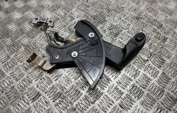Fiat 500L Hand brake release handle 