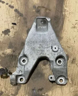 BMW 2 F22 F23 Engine mounting bracket 6864719