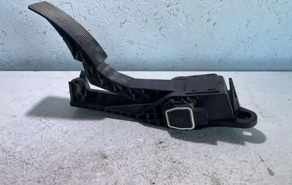 Mercedes-Benz ML W164 Accelerator throttle pedal A1643000004 0201 190105