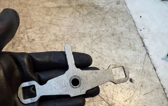 BMW 7 G11 G12 Fuel Injector clamp holder 7599878