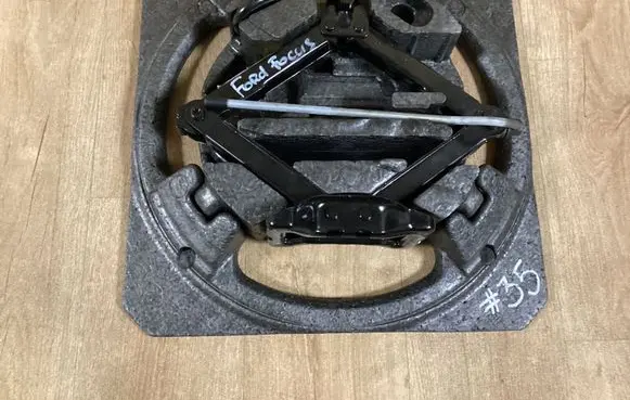 Ford Focus C-MAX Tool set 6M5117009BA CJ8TA