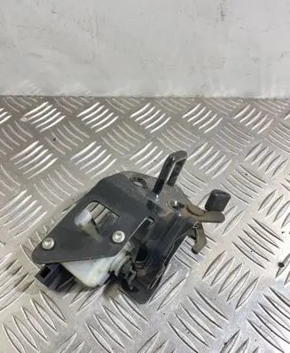 Skoda Octavia Mk2 (1Z) Rear door lock loop/hook striker 1Z0827511C