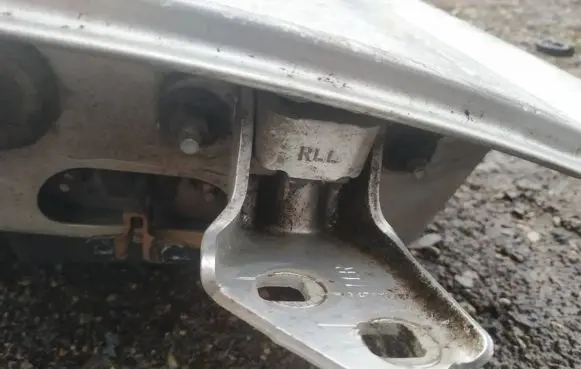 Chrysler Sebring (ST-22 - JR) Rear door lower hinge