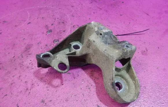 Audi A4 S4 B5 8D Engine mounting bracket 8D0199352H
