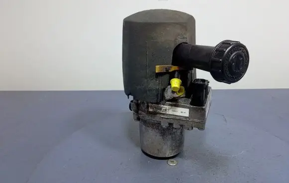 Peugeot 407 Power steering pump 9684133180