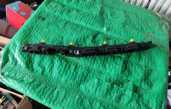 Rear bumper mounting bracket