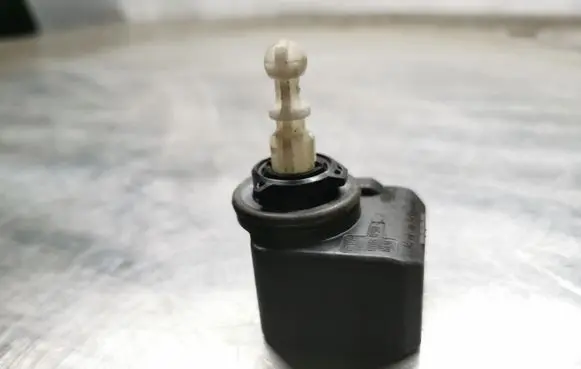 Opel Astra H Headlight level adjustment motor 