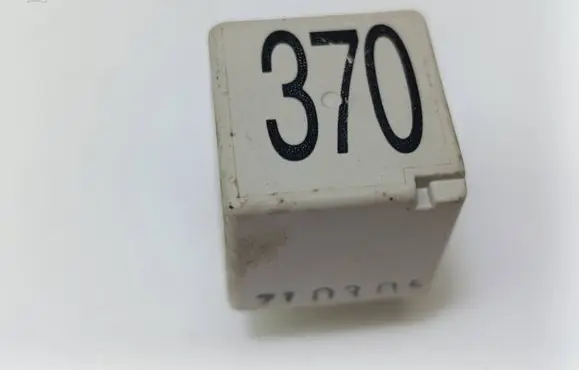 Volkswagen PASSAT B5.5 Other relay 8D0951253