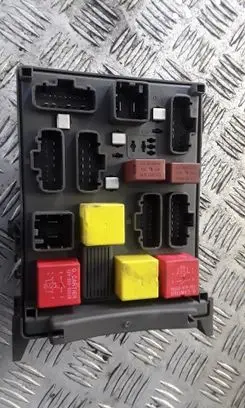 Renault Laguna II Fuse module 8200004201E