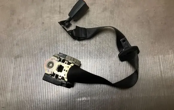 Middle seatbelt (rear)