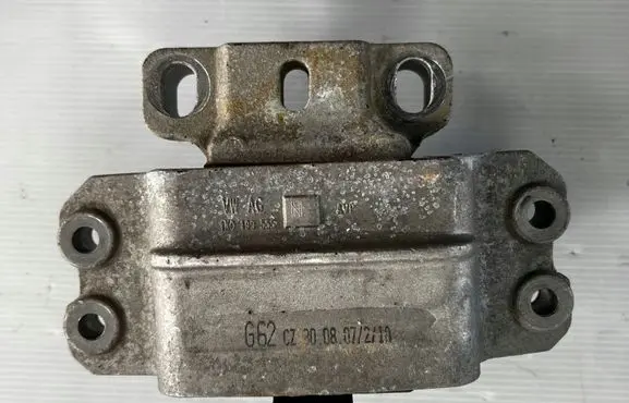 Volkswagen Golf Plus Engine mount bracket