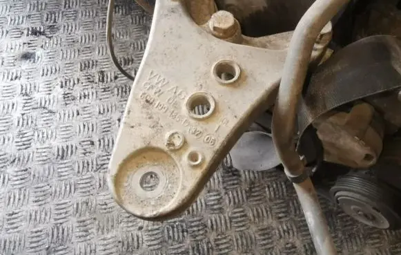 Volkswagen Polo IV 9N3 Engine mounting bracket 6q0199185d