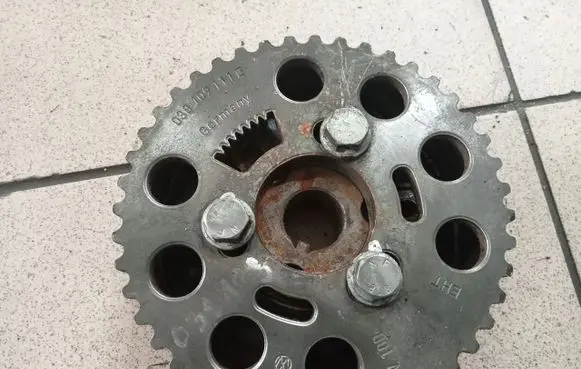 Volkswagen Touran I Camshaft pulley/ VANOS 038109111E
