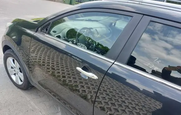 KIA Sportage Front door