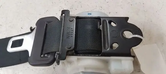 Toyota Avensis T250 Rear seatbelt 105657 7336005101
