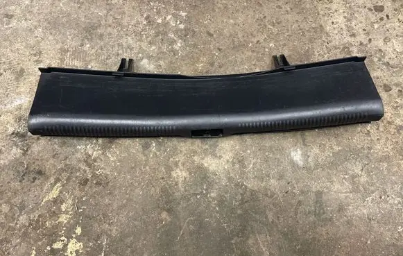 Trunk/boot sill cover protection