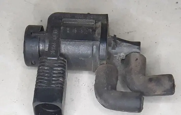 Volkswagen Golf IV Vacuum valve 1J0906286B