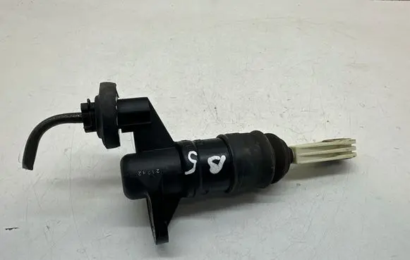 Volkswagen PASSAT B5 Clutch master cylinder 8E1721401