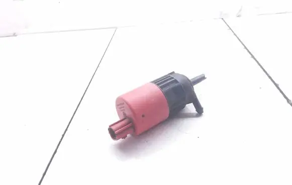 Volvo S40, V40 Windscreen/windshield washer pump 