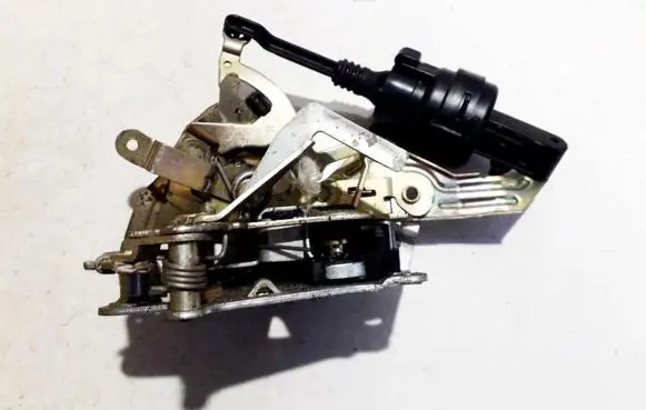 Mercedes-Benz C W202 Rear door lock 2027300635