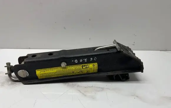 Volkswagen PASSAT B6 Lift Jack 3C0011031B
