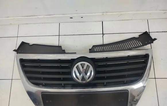 Volkswagen PASSAT B6 Front bumper upper radiator grill 